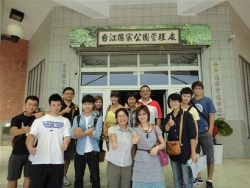 Department Chair Chang Ming-Shan  (fifth from right) leads students and teachers on a Recreation Industry Human Resource Management Project field trip to Taichiang National Park Management Center