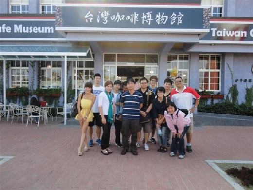 專題討論Ⅲ張曜麟老師（左6）帶領學生至臺灣咖啡博物館校外教學