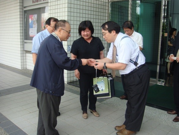 Bioindustry scholars from the Tokyo University of Agriculture meet with the Chairman of the Board of CNU, Dr. Wang (left).