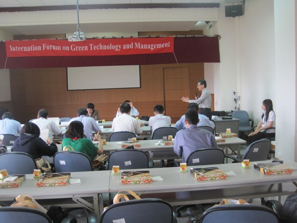 Forum moderator Professor Chen Yi-Ming of CNU’s Department of Environmental Management opens the conference