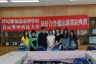 Group photo of the CNU overseas internship group from the Department of Childhood Education and Nursery.