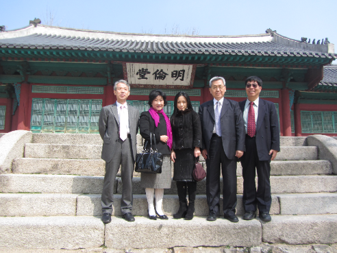 CNU vice president Dr. Chia-Sui Wang, chair professor Bo-Yuan Tian and director of the Institute of Confucian Studies professor Chung-Wen Wang inspect the Ming Lun Hall on a visit to Sung Kwan University, South Korea.