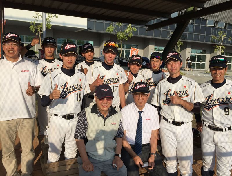 王昭雄董事長(前排左)與全日本大學準硬式 野球聯盟井野智會長率領的日本大學全明星棒球隊員開心合影留念
