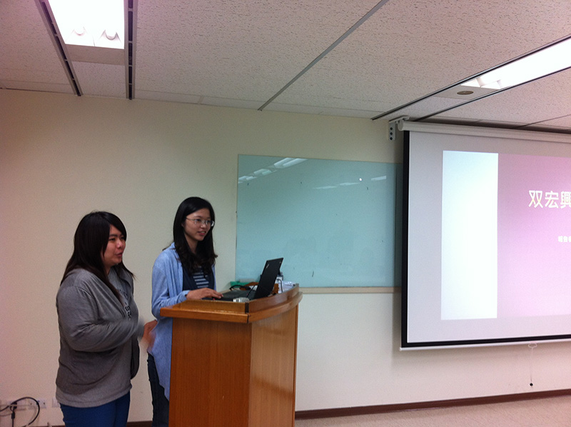 吳蕙汝同學(左)於資訊管理系舉辦的實習分享會發表感想心得
