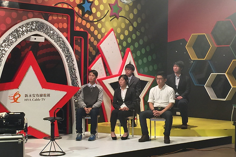 廖羿展同學(後左)在「社會新鮮人準備好了嗎 」單元節目中提出看法。