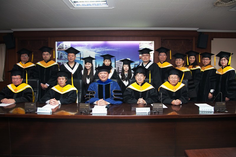 李孫榮校長(前排中)率一級主管為提前畢業的六位資優生舉行 簡單隆重的畢業典禮