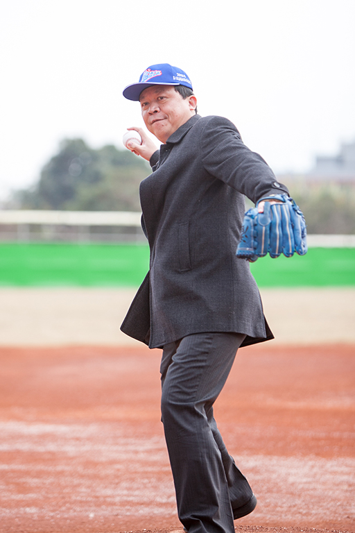 李孫榮校長為棒球賽開球