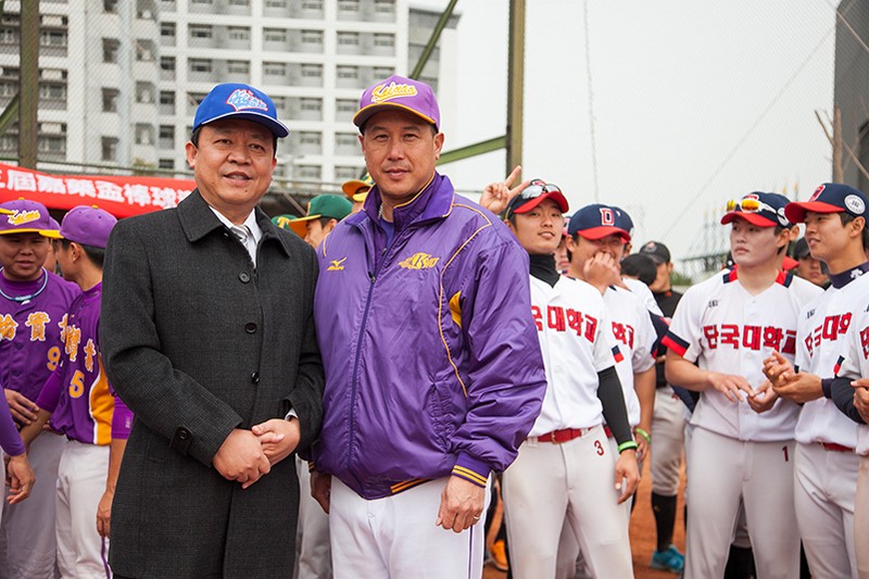 郭李建夫總教練（右）與李孫榮校長合照