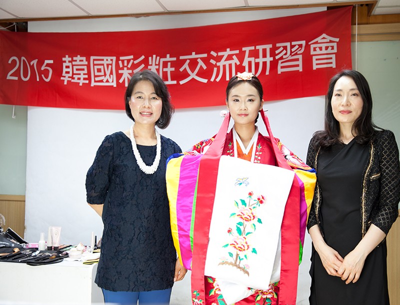 禹美玉主任(圖左）及資深特效老師李娜兼教授（圖右）示範韓式新娘化妝