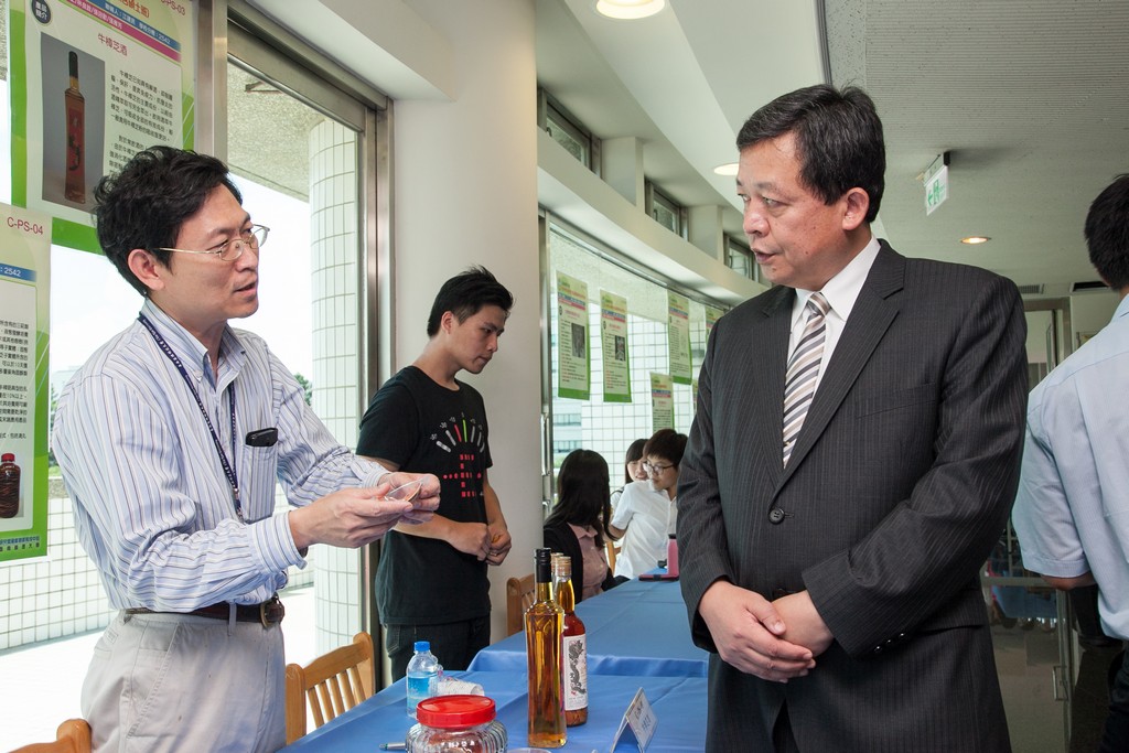 生物科技系江建民老師研發「牛樟芝酒」