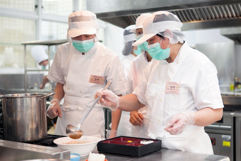 餐旅系學生參加臺南市政府舉辦老人膳食設計比賽