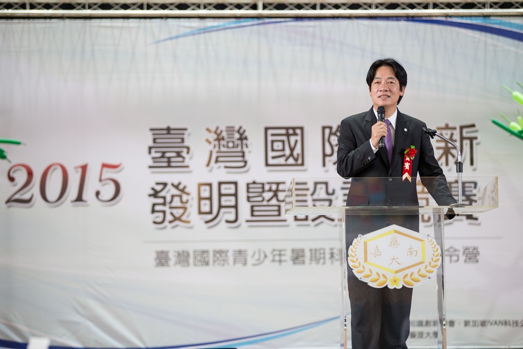 台南市賴清德市長對250件參賽作品勉勵(攝影社陳政名攝)