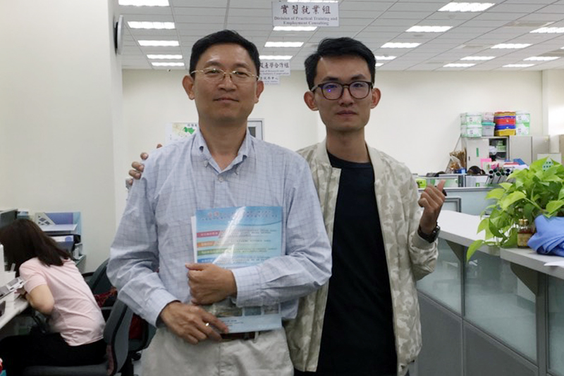 本校生物科技系江建民老師(左)與輔導學生曾偉銘合影