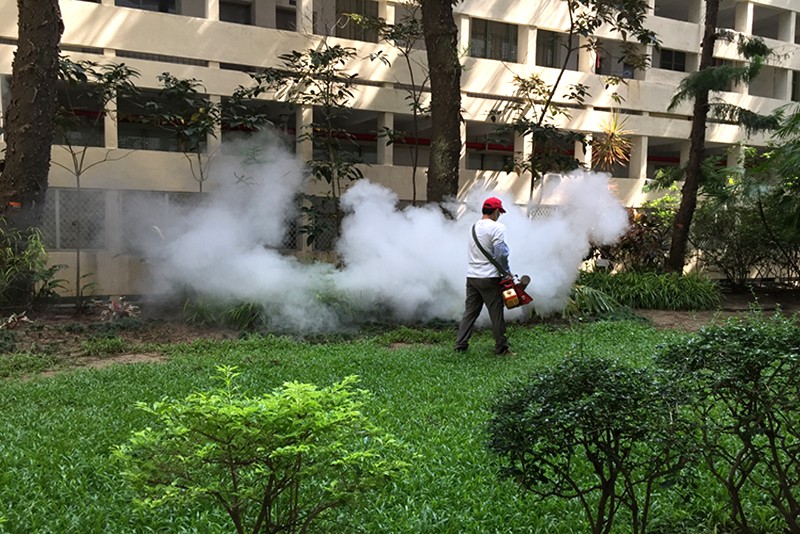 校園景觀環境進行噴藥降低蚊蟲滋生