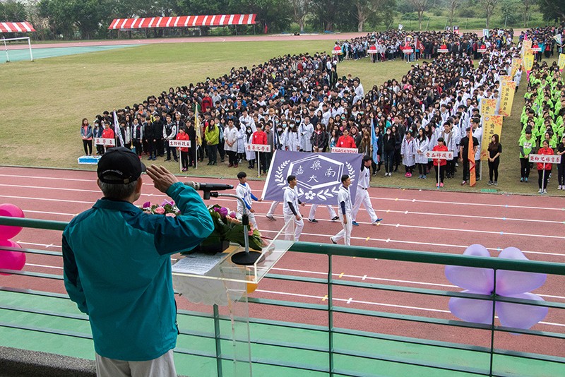 何東坡副校長與運動場上同學為50校慶開啟序幕