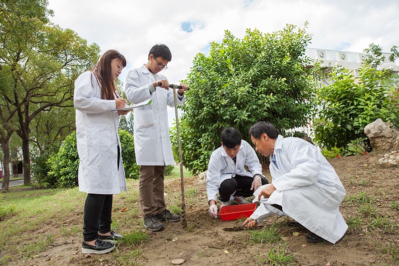 環境工程與科學系同學進行土質採樣