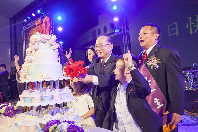 王昭雄董事長為五十歲嘉藥慶生切蛋糕