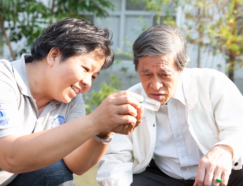 羅怡珮老師（左）為陳銘田校長解說水質採樣