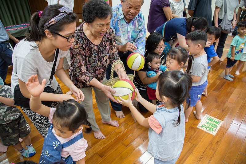 將球擬為「愛」，透過傳遞讓祖孫同遊