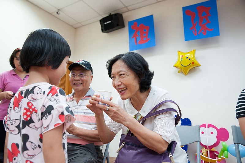 兒孫們奉茶給阿公阿嬤