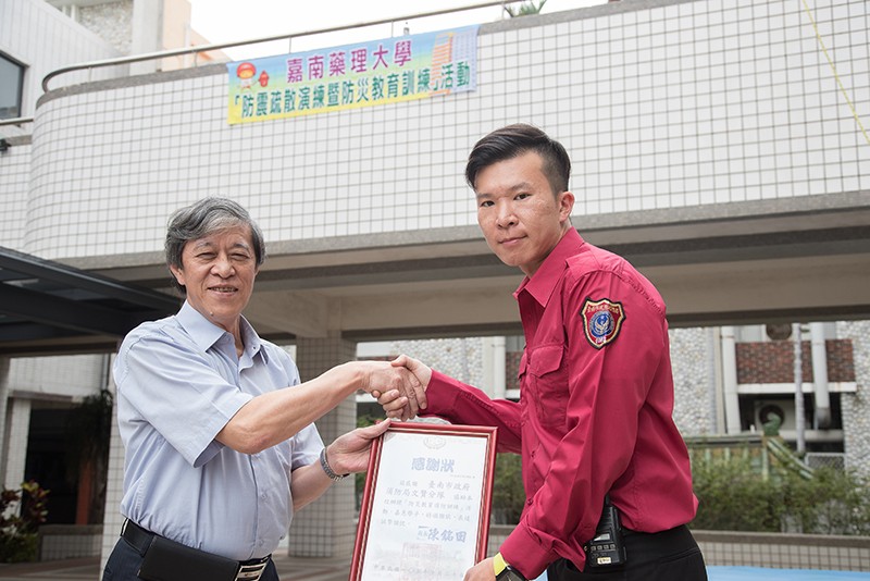 陳銘田校長(左)向台南市消防局文賢消防分隊頒贈感謝狀