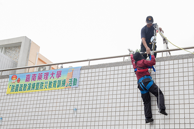 教官現場示範垂降方式