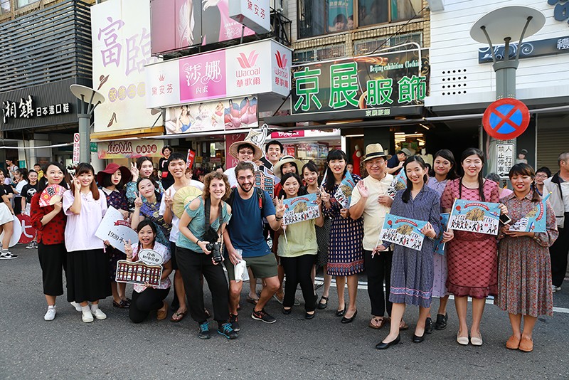 嘉藥觀光系師生穿著1930年代服裝參與林百貨85週年慶大遊行