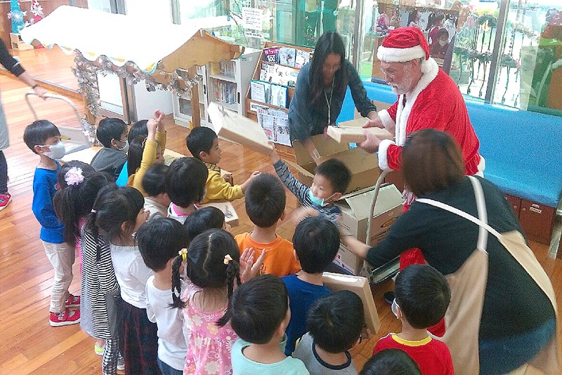 嘉藥附設幼兒園小朋友圍著Gary老師開心拿禮物