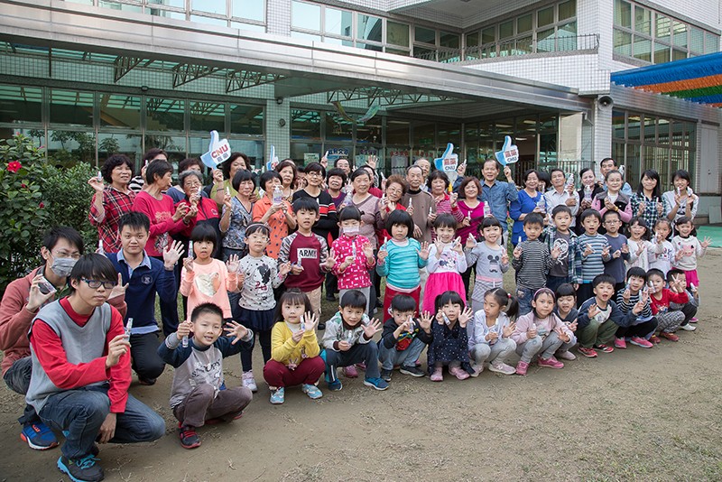 樂齡大學、嘉藥幼兒園的同學們手持抗菌噴霧一起合影