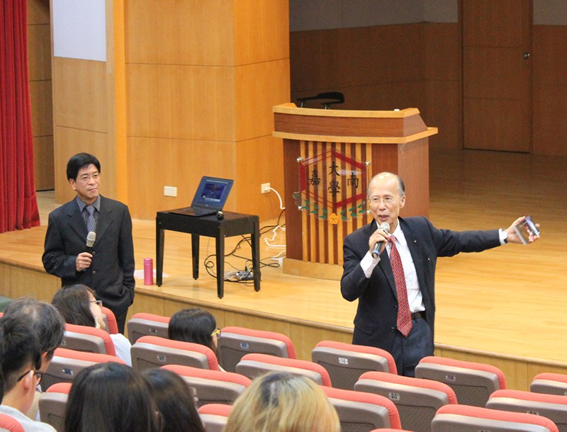 前駐法特任大使呂慶龍先生(右)與學生分享外交經驗