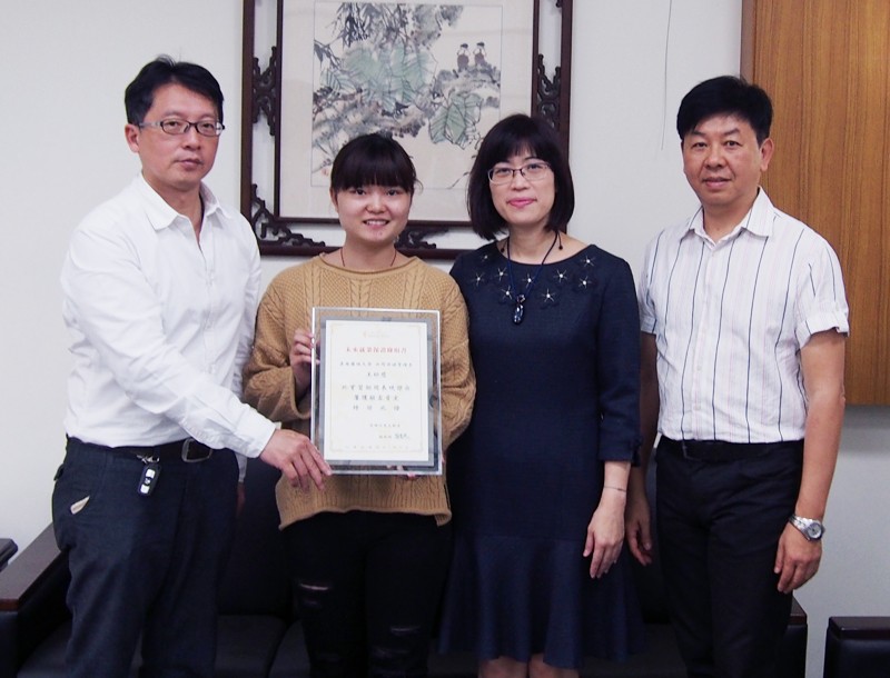 嘉藥研發長張翊峰（左一）頒發花蓮遠雄悅來大飯店 ｢未來就業保證錄取書｣給休閒系王幼慈同學（左二）；右一、二分別為休閒系老師李宏夫及系主任張鳴珊