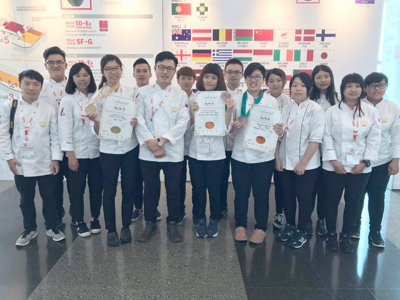 趙偉廷老師（中）率隊參加HOFEX香港國際美食大賽