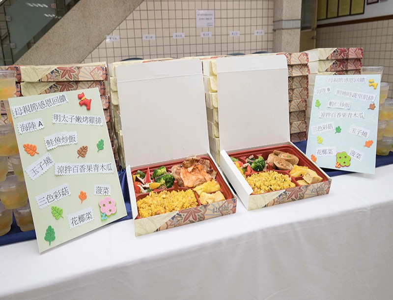 左邊餐點為：明太子烤嫩雞搭魚香炒飯、日式玉子燒、百香青木瓜沙拉、季節時蔬。右邊餐點為：照燒時蔬里肌排搭鮮蝦炒飯、日式玉子燒、百香青木瓜沙拉、季節時蔬。