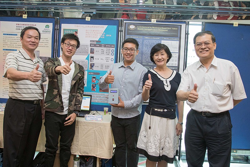 金牌作品：許菁珊、盧明俊、梁治國老師指導劉韋廷、郭俊賢同學的「可攜式PM2.5空氣品質雲端監測儀」。