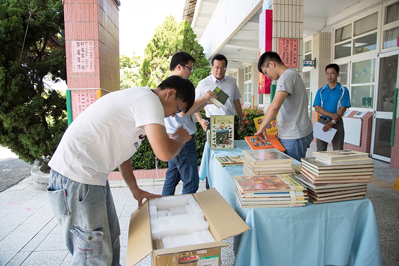 嘉藥致贈兒童刊物給雙春國小