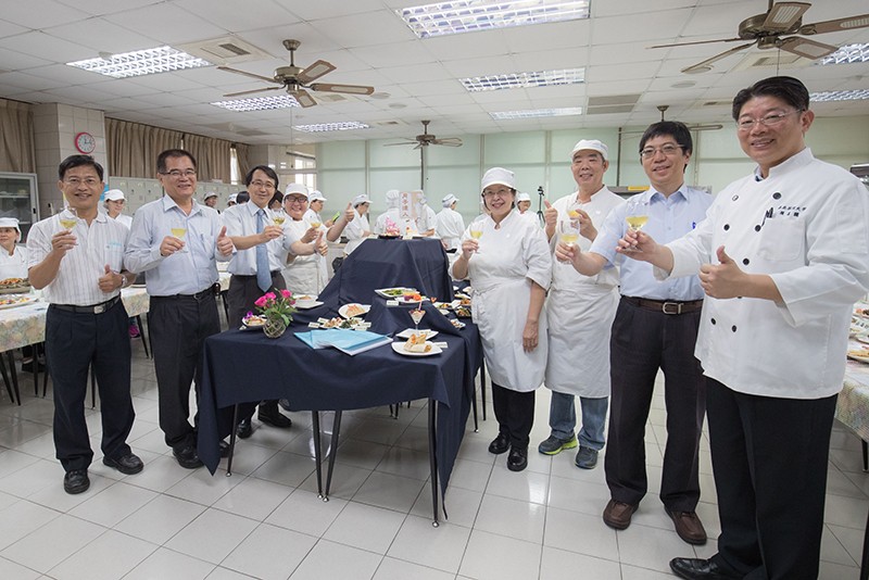 與會貴賓和學員一同舉杯慶祝圓滿結業