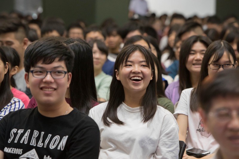 饒老師的風趣演講，讓台下同學開心獲學