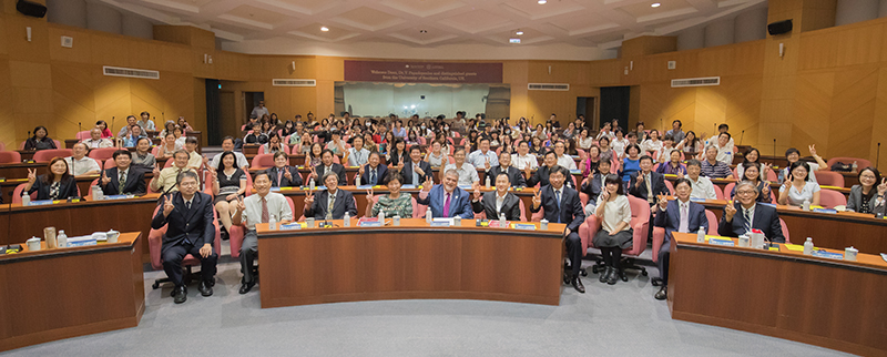 嘉藥全體師生與美國南加州大學藥學院院長Dr. Vassilios Papadopoulos、中央研究院士陳景虹一同合影留念