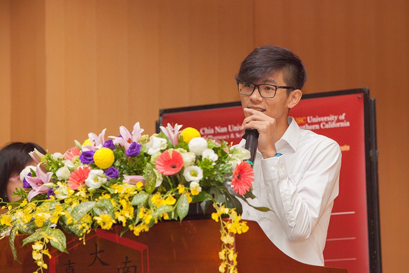 藥學系周愷元同學現場簡報情況