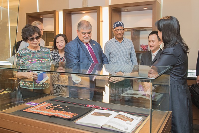 美國南加州大學藥學院院長Dr. Vassilios Papadopoulos與中央研究院士陳景虹參觀文化藝術館『回家跳舞』 小林‧大武壠族史料文物展