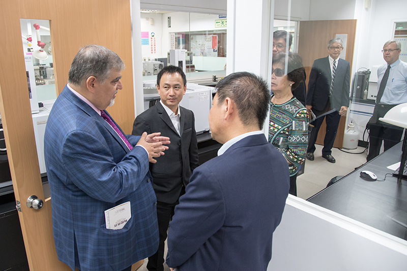 美國南加州大學藥學院院長Dr. Vassilios Papadopoulos參觀分析檢測中心