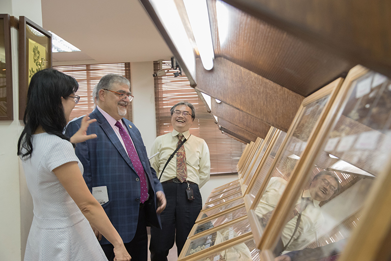 美國南加州大學藥學院院長Dr. Vassilios Papadopoulos在中草藥健康促進產學中心開心分享中草藥經驗