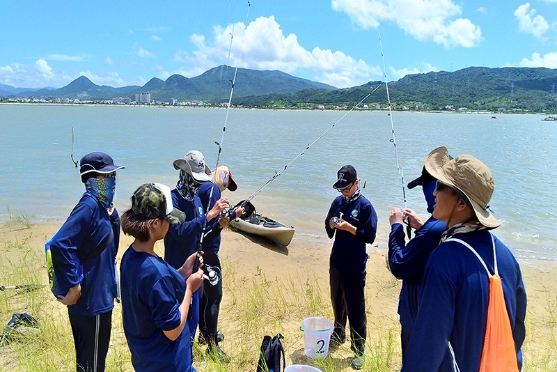 嘉藥環管系污染生物學實驗室於墾丁國家公園龍鑾潭清除外來種工作實況