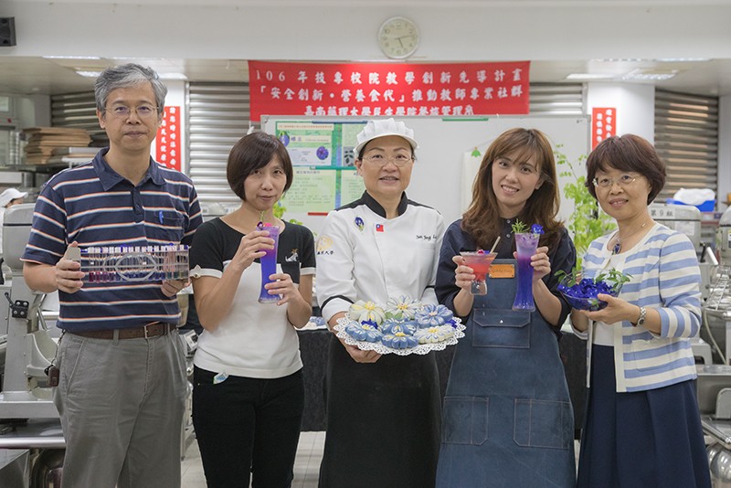 「花茶香飲」、「迷迭香蝶豆汽泡水」、「花香汽泡水」的漸層魅力。