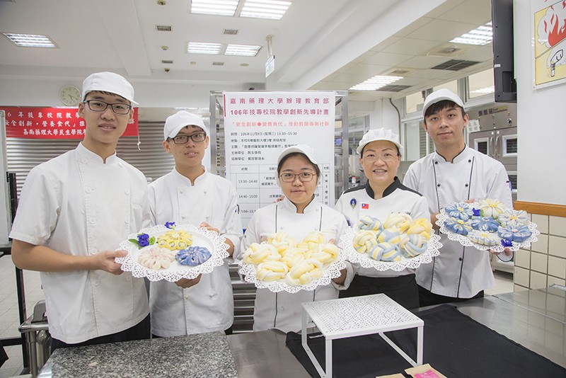 餐旅系孫靖玲老師指導學生一同將蝶豆花研發至饅頭製作中，賦予饅頭新的衣裝。