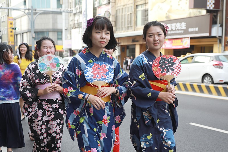 同學們穿著浴衣少女展現摩登時代(觀光系鐘大歡老師拍攝)