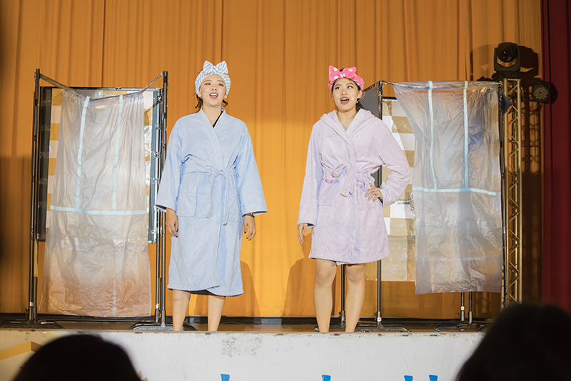 陳盈潔同學(左)和王筱媛同學(右)分別飾演女主角Beca和Chloe，在浴室場景主唱Titanium