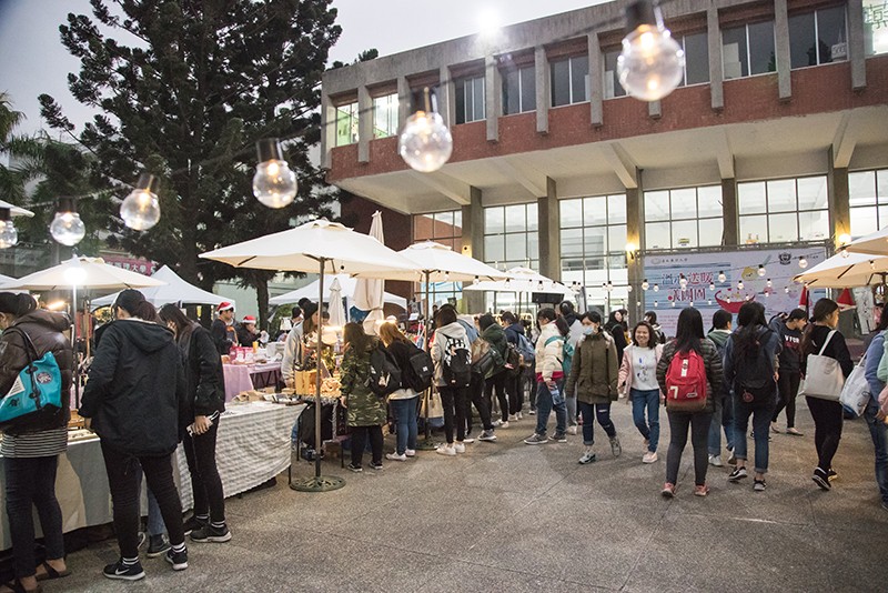 為期3天的「邊緣人市集」讓校園越夜越美麗