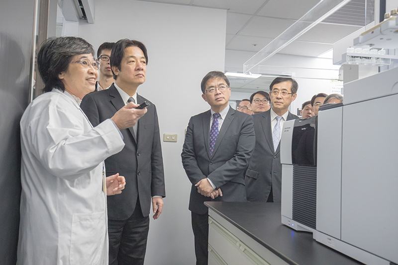 醫化系郭玉萍教授為毒物化驗實驗室說明管控方式與分析過程