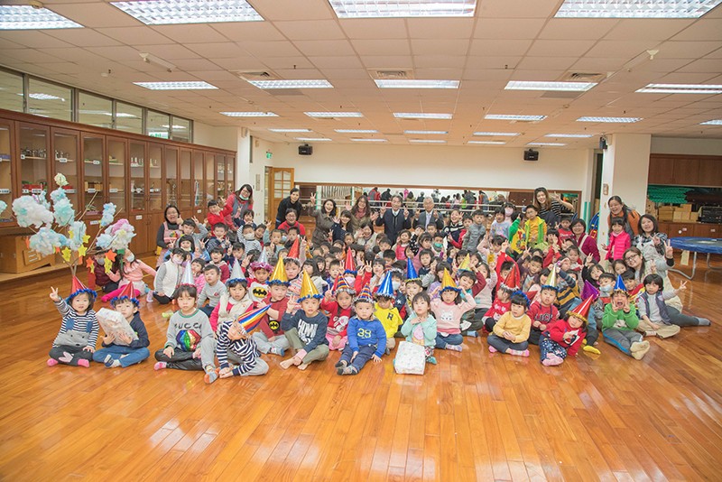 石川縣白山市運營保育園與嘉藥幼兒園師生合影